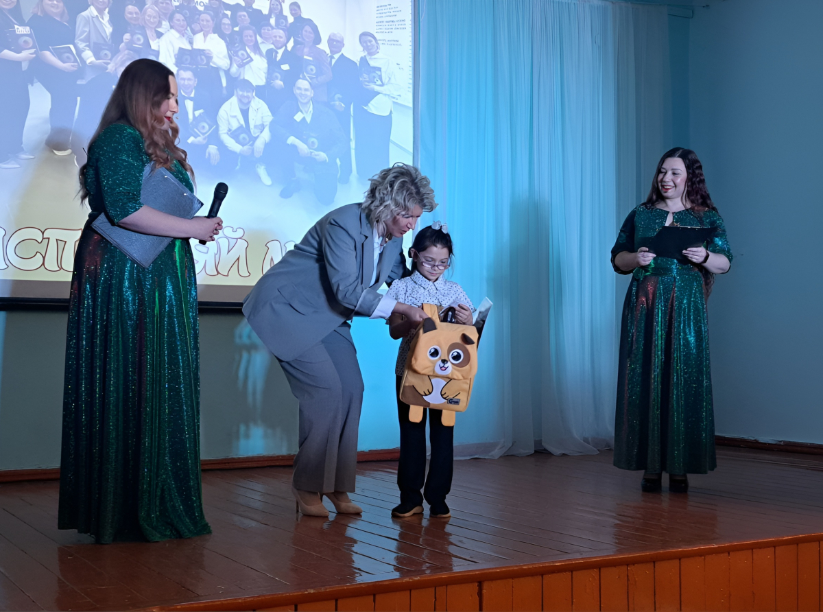 Лера крепко обнимала свой подарок до конца мероприятия Фото: Дарья Деева