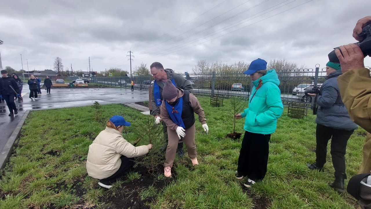 Память о героях: в День Победы в школе №14 разбили «Сад памяти»