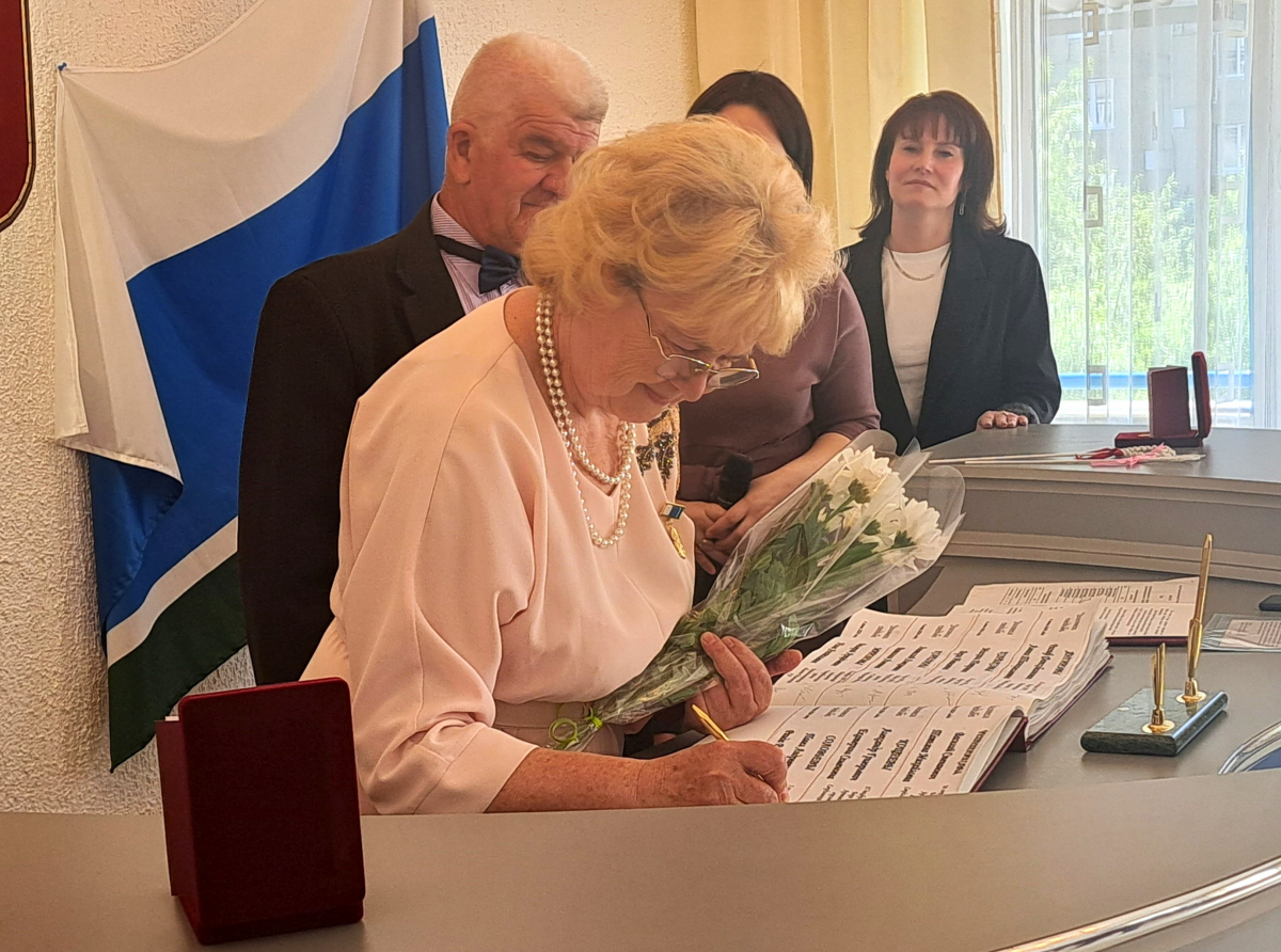 Супруги вносили свои имена в юбилейную книгу/Фото: Дарья Деева