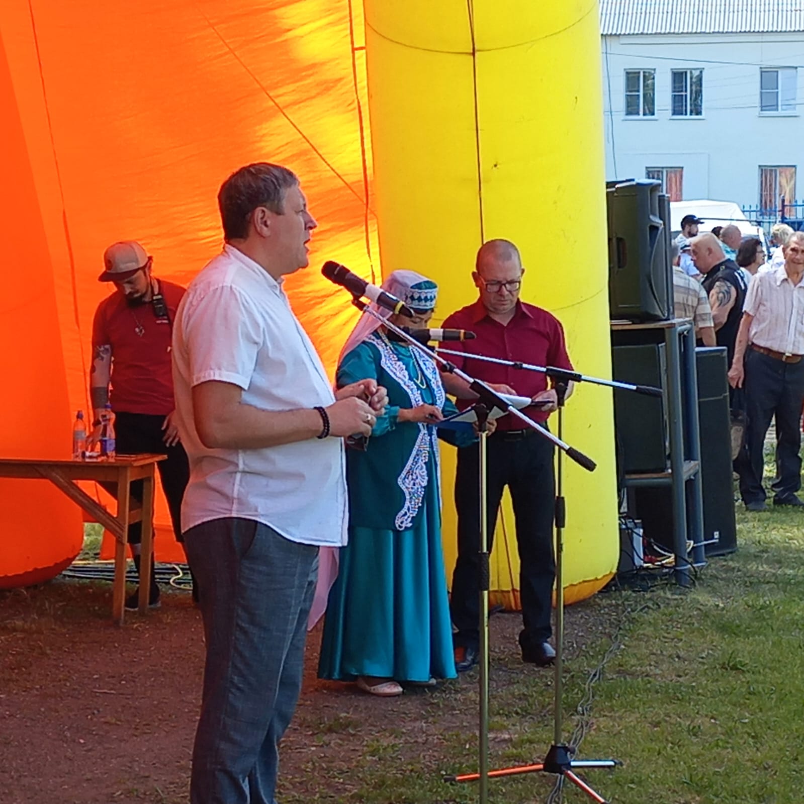 Побороть соперника, забраться на столб или поднять гирю?