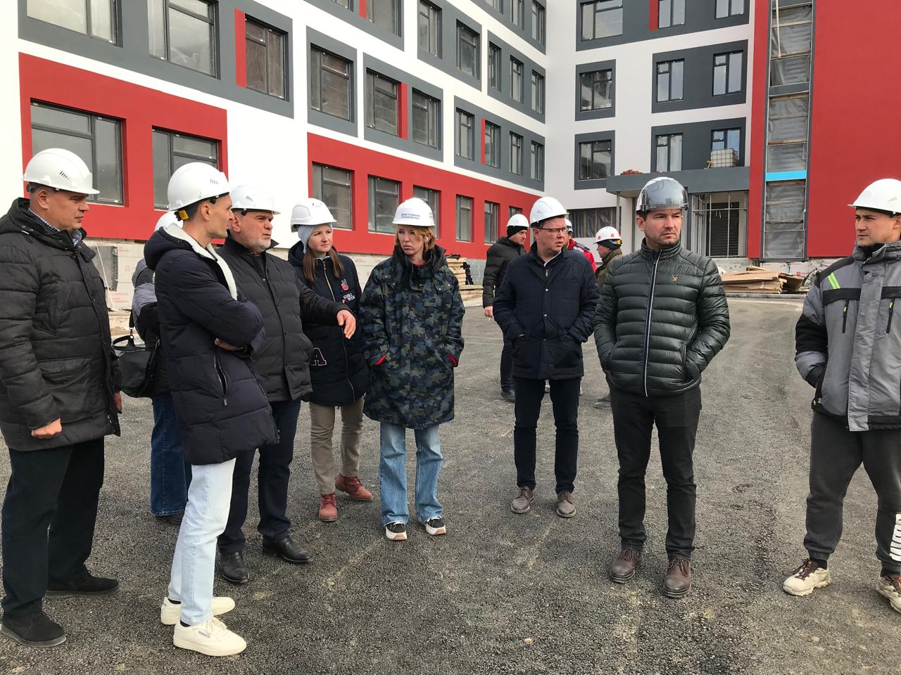 Быстро и без ущерба качеству: строительство поликлиники в Артёмовском завершено на две трети