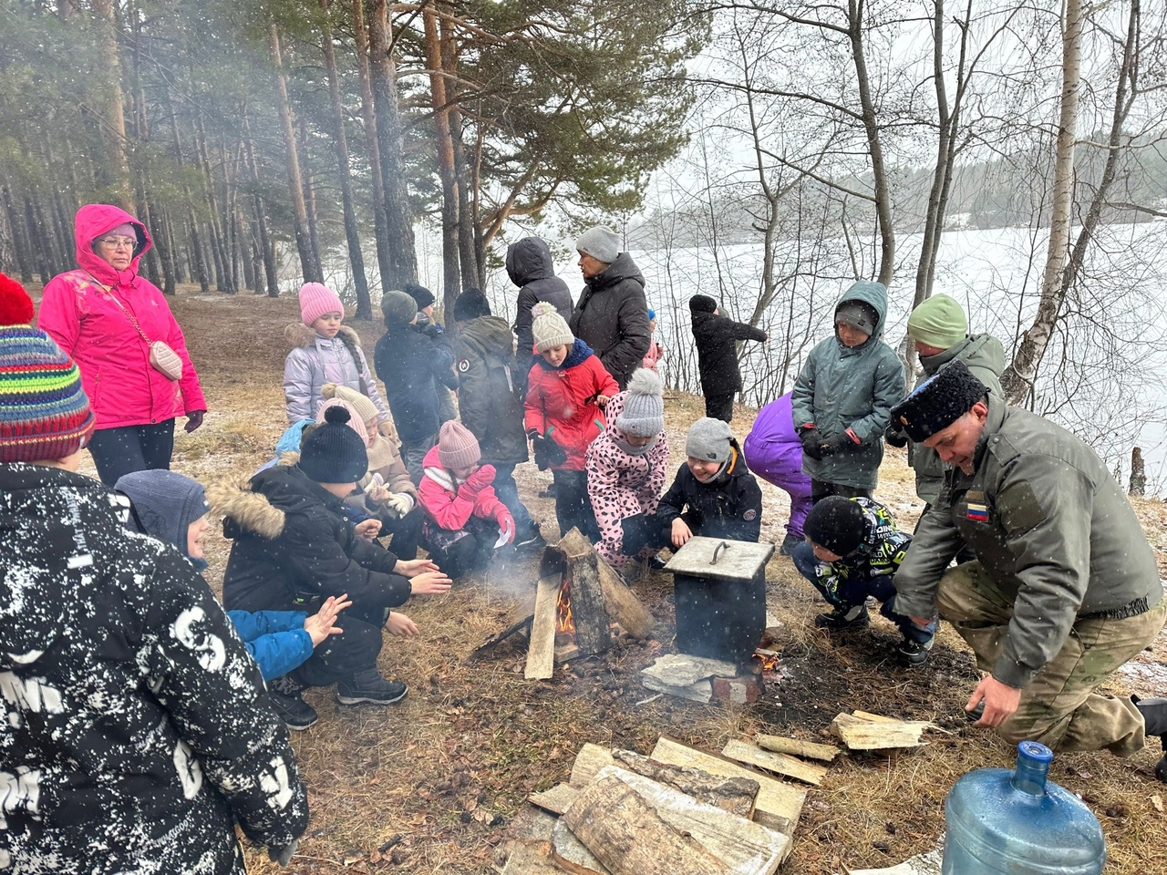 Фото: Елена Мурзина. Полевая каша и горячий чай помогли согреться ребятам.