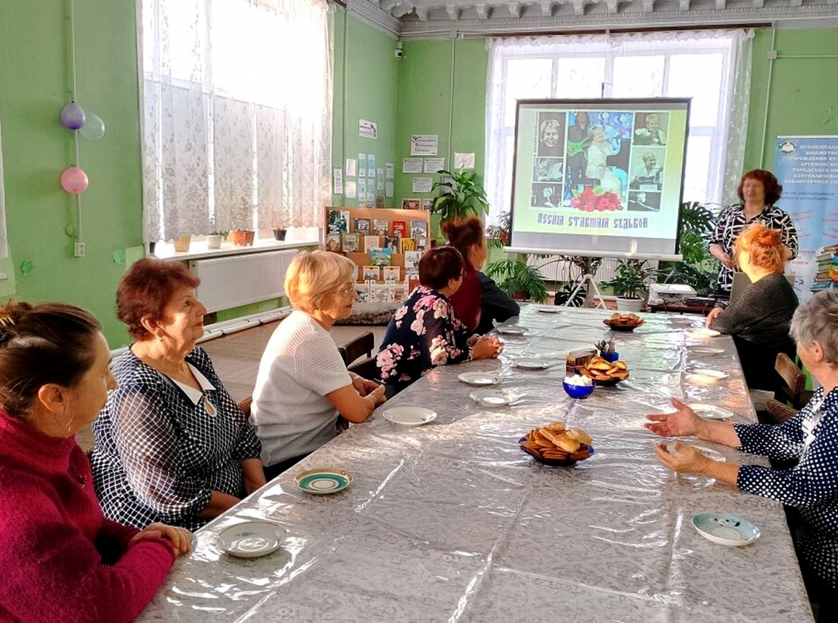 Фото: Светлана Козлова. "Ничто на Земле не проходит бесследно, И юность ушедшая все же бессмертна. Как молоды мы были, как молоды мы были. Как искренне любили, как верили в себя..."