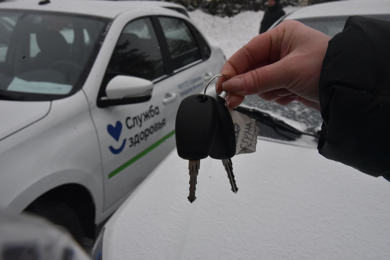 Артёмовская ЦРБ получила три новых легковых автомобиля для своей амбулаторной службы