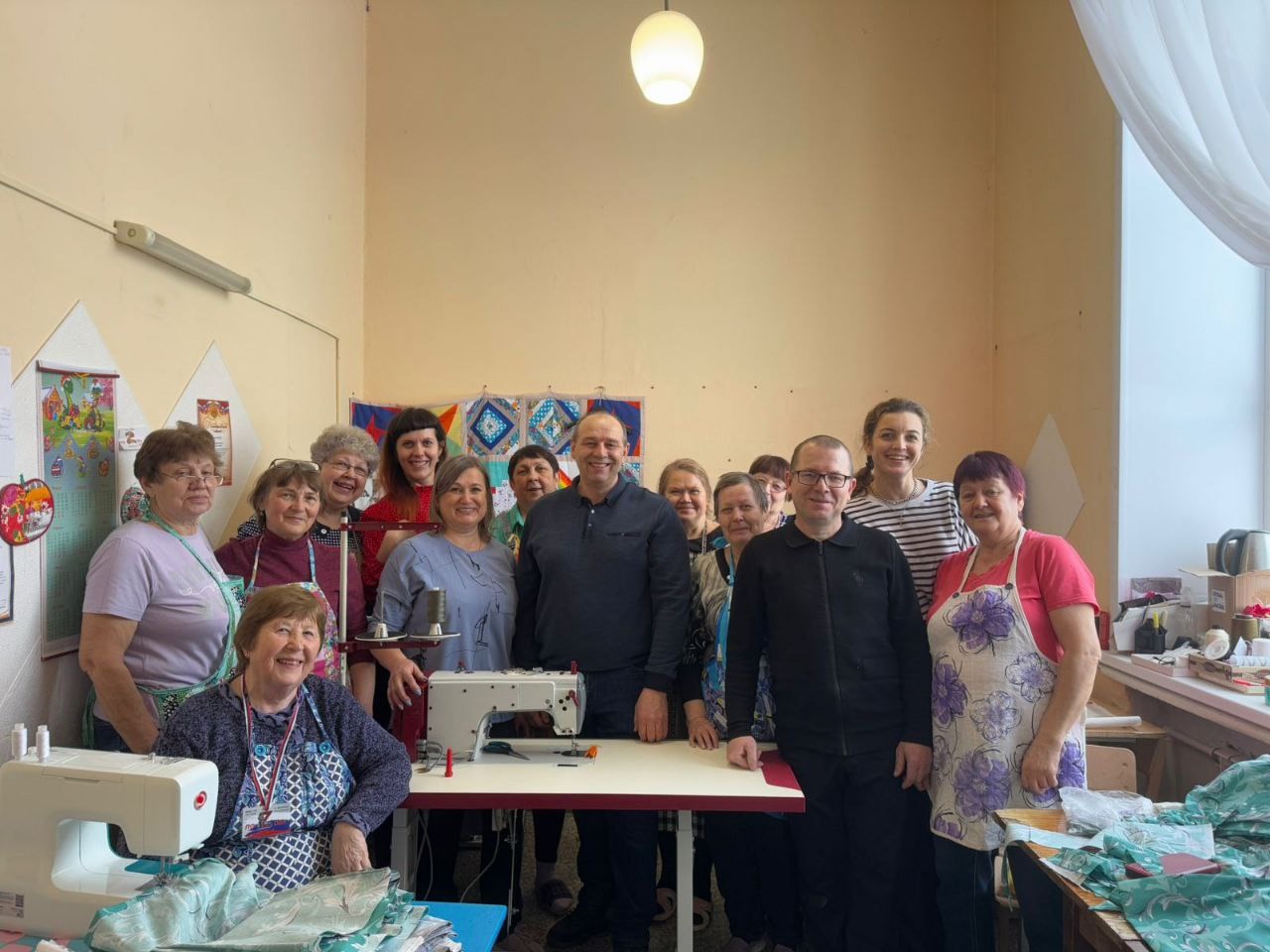 Депутаты вручили волонтерам новую швейную машинку