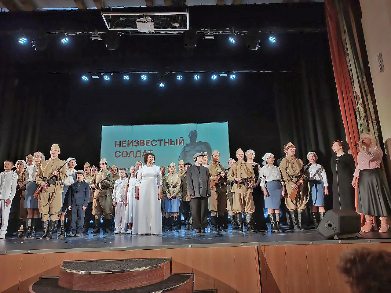 22 февраля люди, пришедшие в ДК «Энергетик», склонили головы перед подвигом неизвестного солдата…