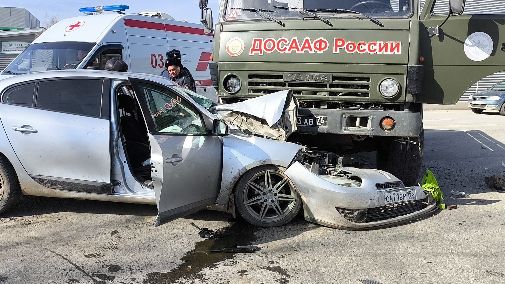 Смертельное ДТП с участием КамАЗа и Renault в Артемовском