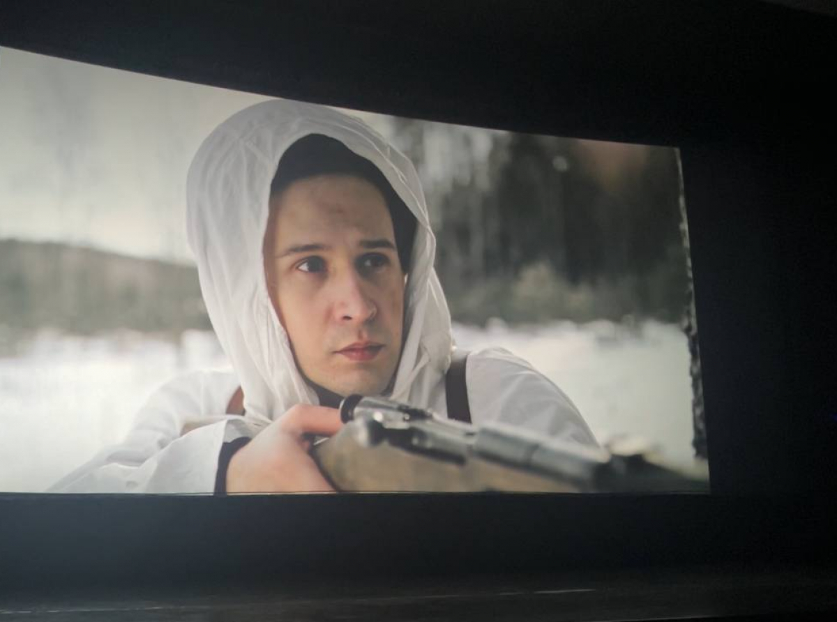 Фото: Анна Мантурова. Снимок из фильма. Момент, когда Зиятдин поймал на мушку Зарифа.