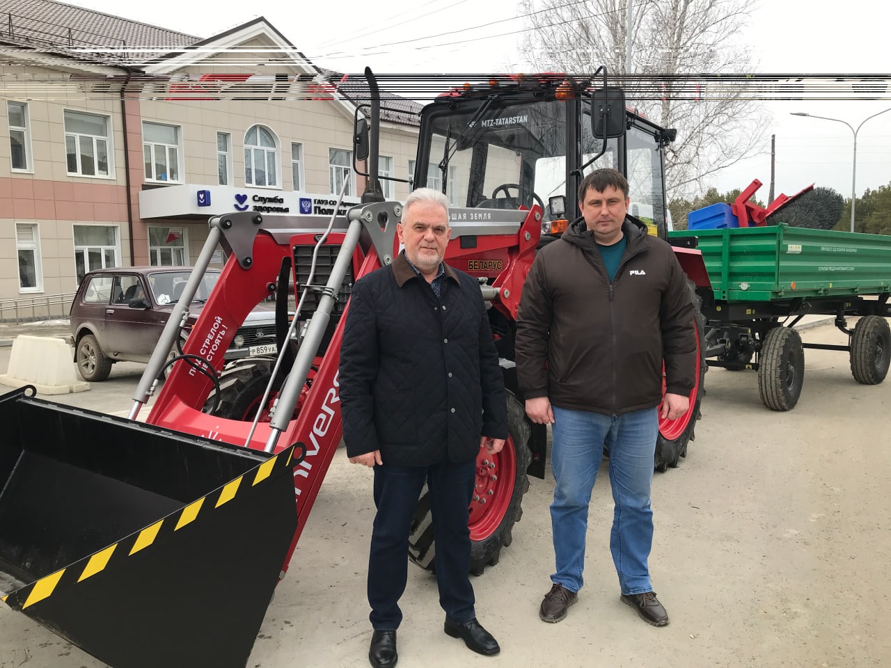 Артёмовская ЦРБ получила трактор в подарок от "Сафьяновской меди"
