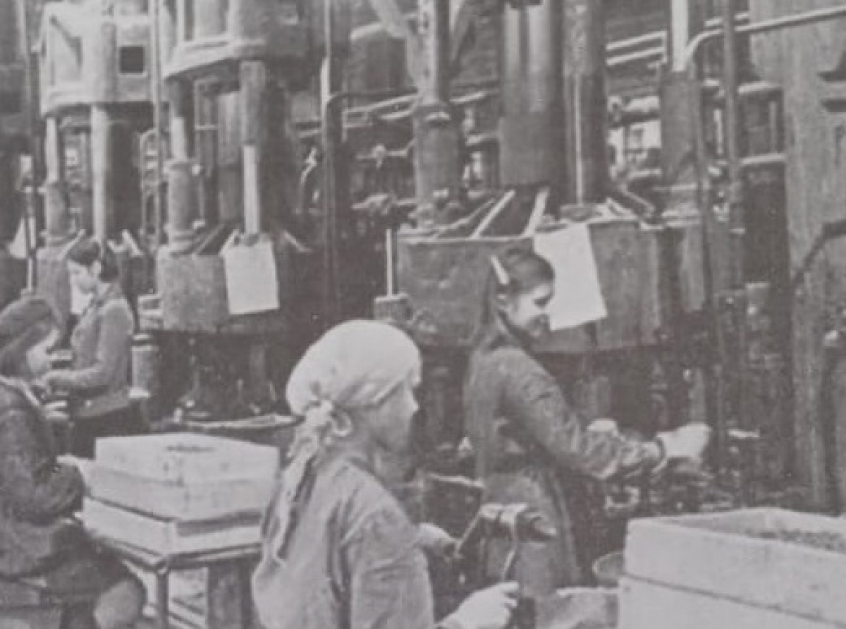 Фото предоставлено ЦАД. Штамповщицы.