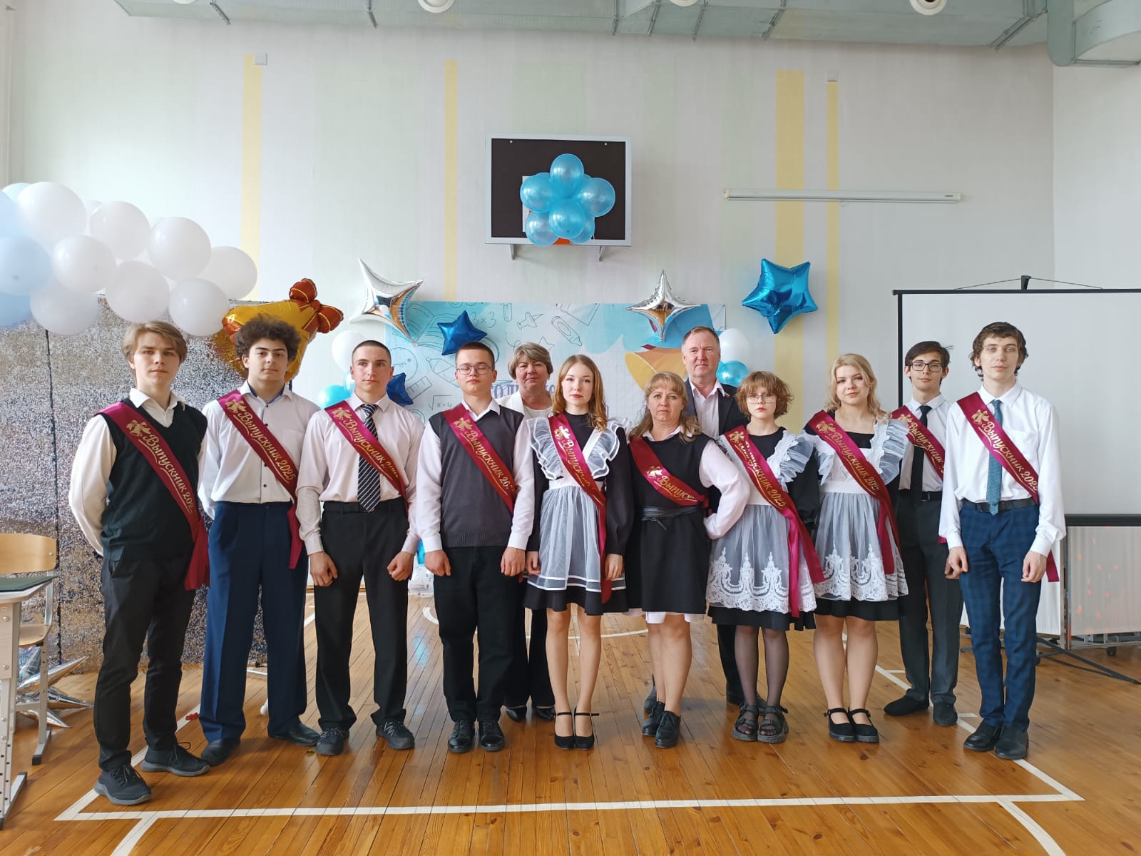 В школах прозвенел последний звонок...