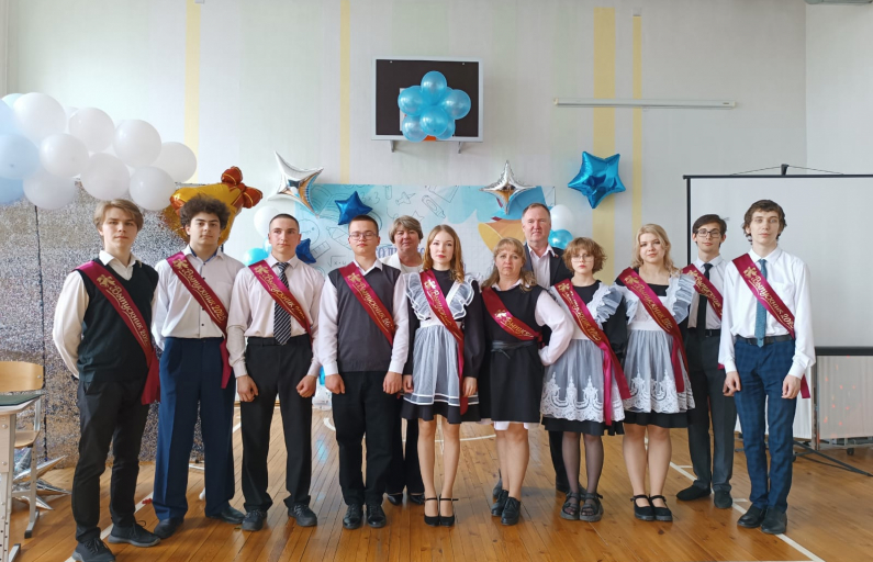 На фото: у выпускников праздник!
