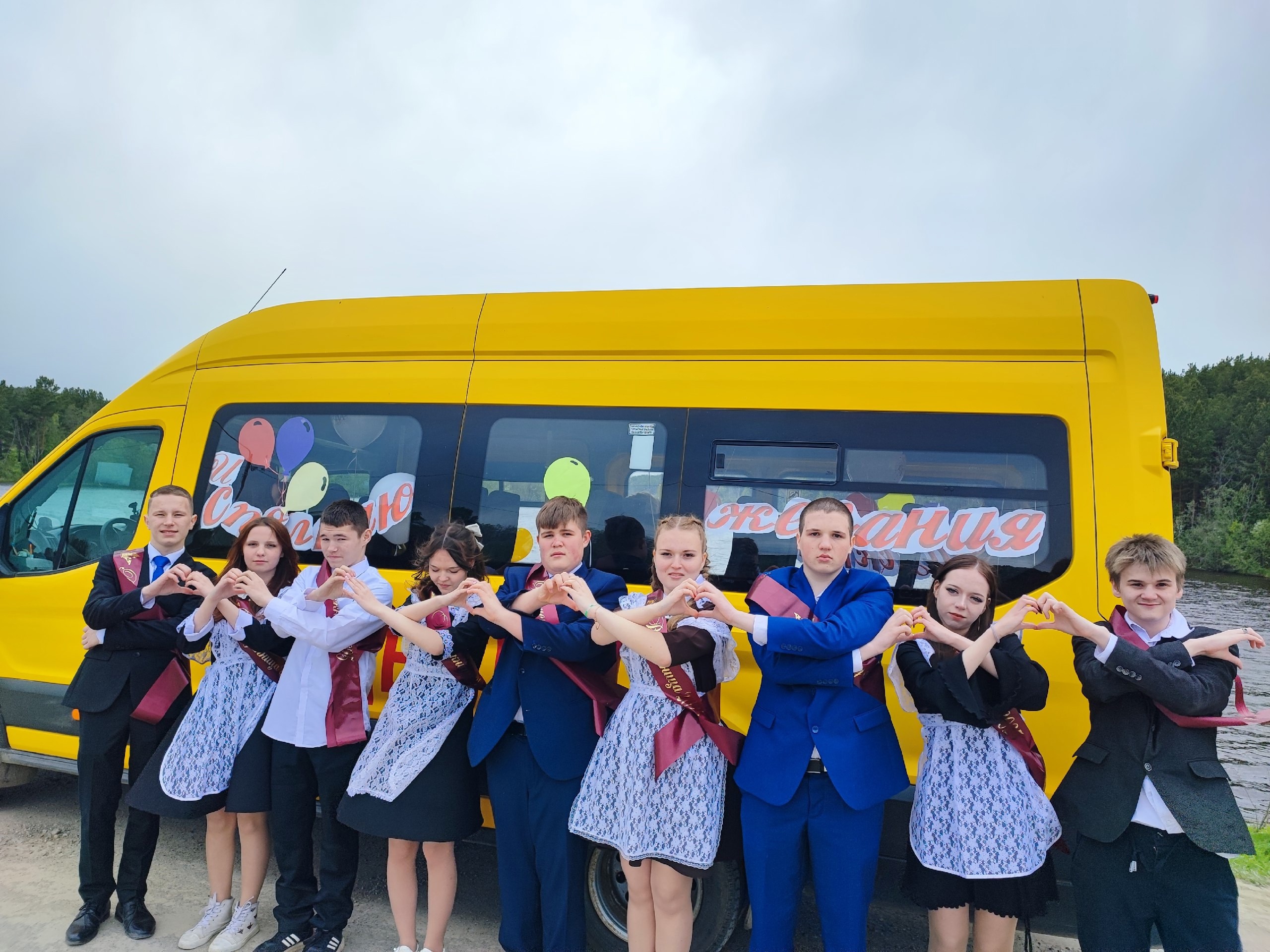 Выпускники прокатились на автобусе желаний