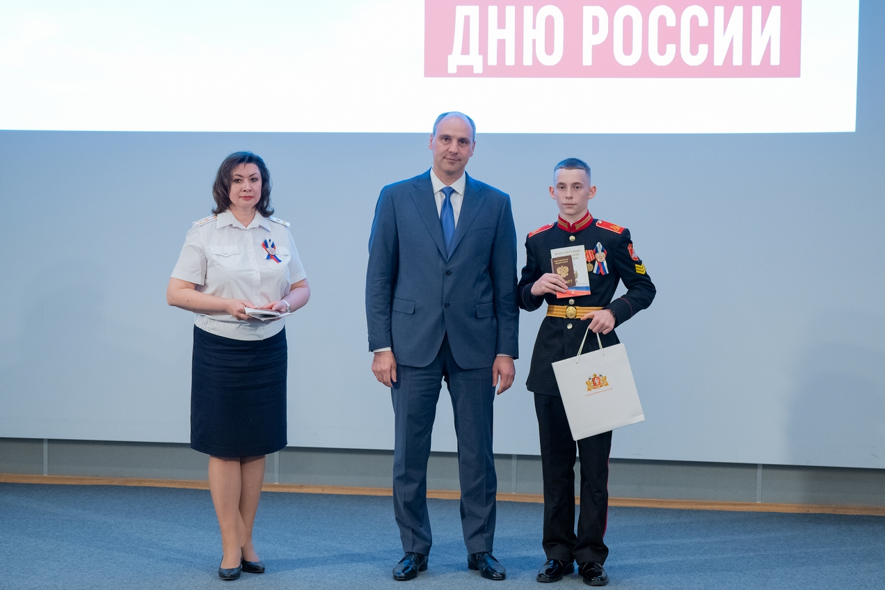  Денис ПАСЛЕР накануне Дня России вручил первые паспорта талантливым уральским школьникам