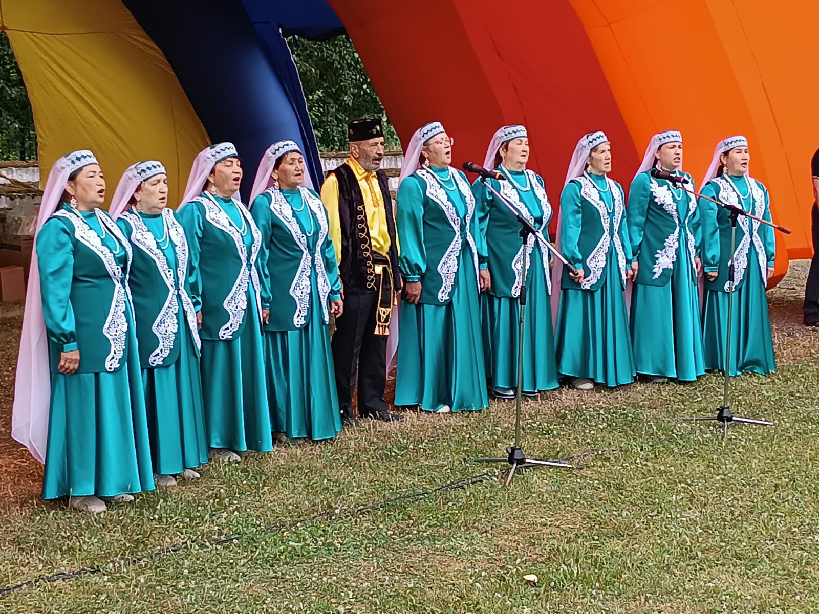 Бег с коромыслом, битье горшков и борьба куреш