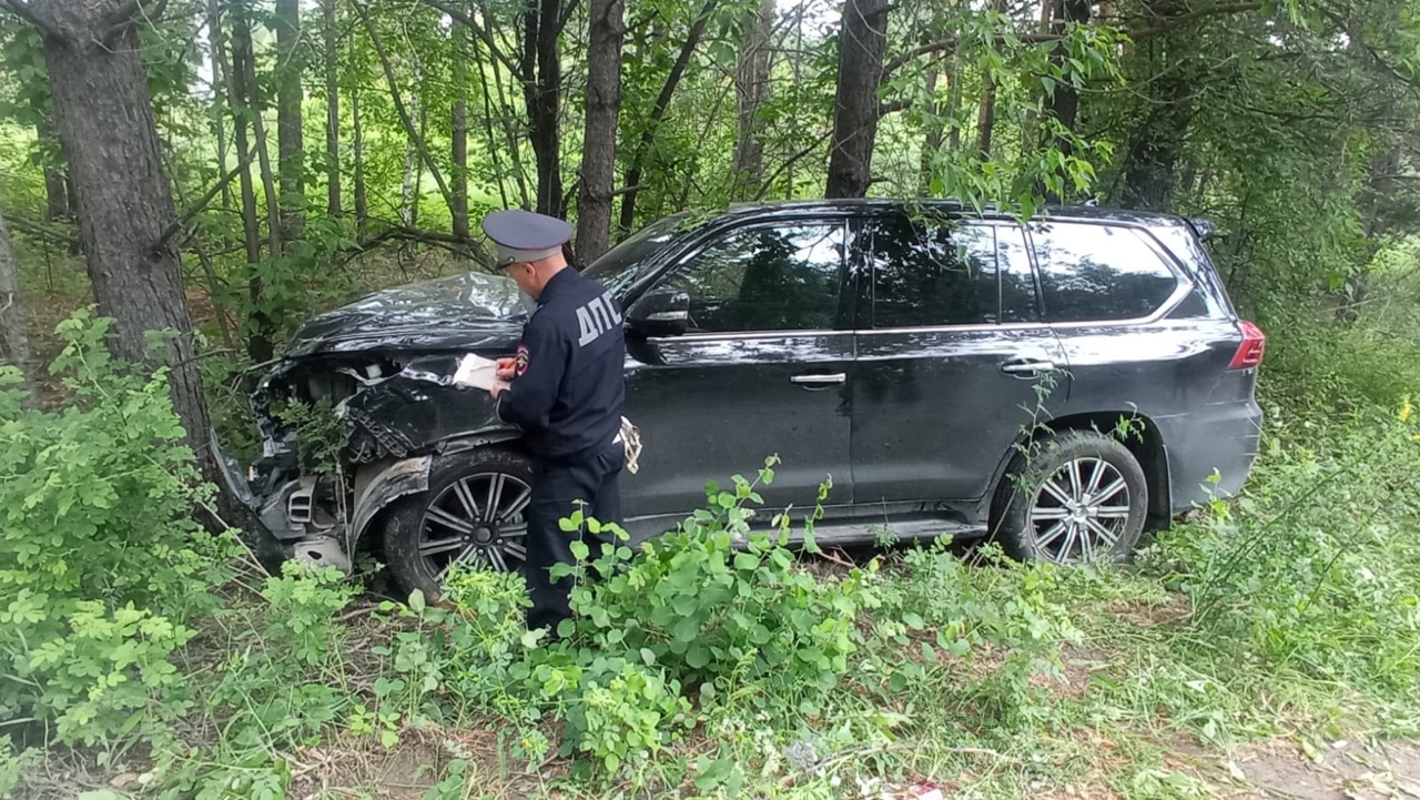 Сотрудники Артемовской Госавтоинспекции устанавливают обстоятельства ДТП, в котором пострадал несовершеннолетний водитель питбайка