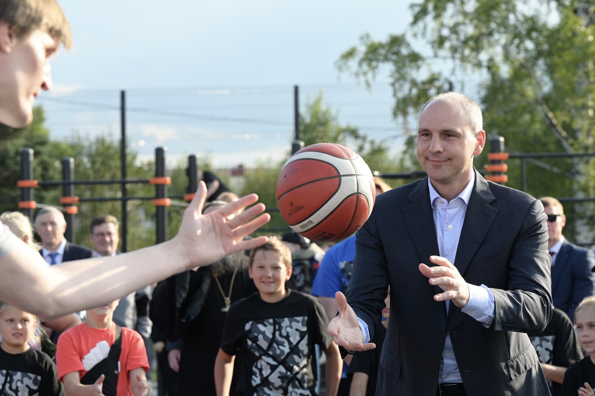 Денис Паслер открыл в Нижнем Тагиле первый в УрФО Центр уличного баскетбола