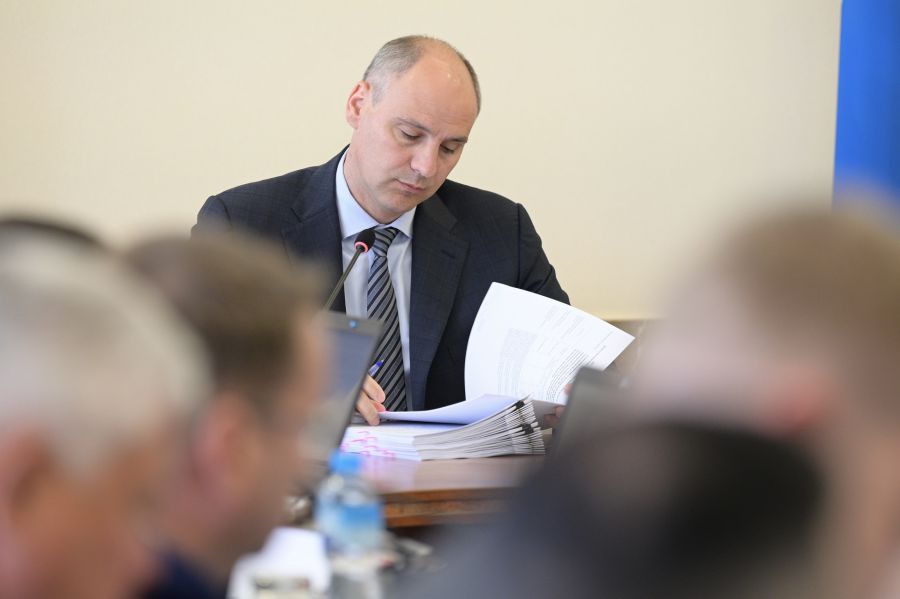 Денис Паслер поставил задачу ускорить темпы ремонта объектов образования