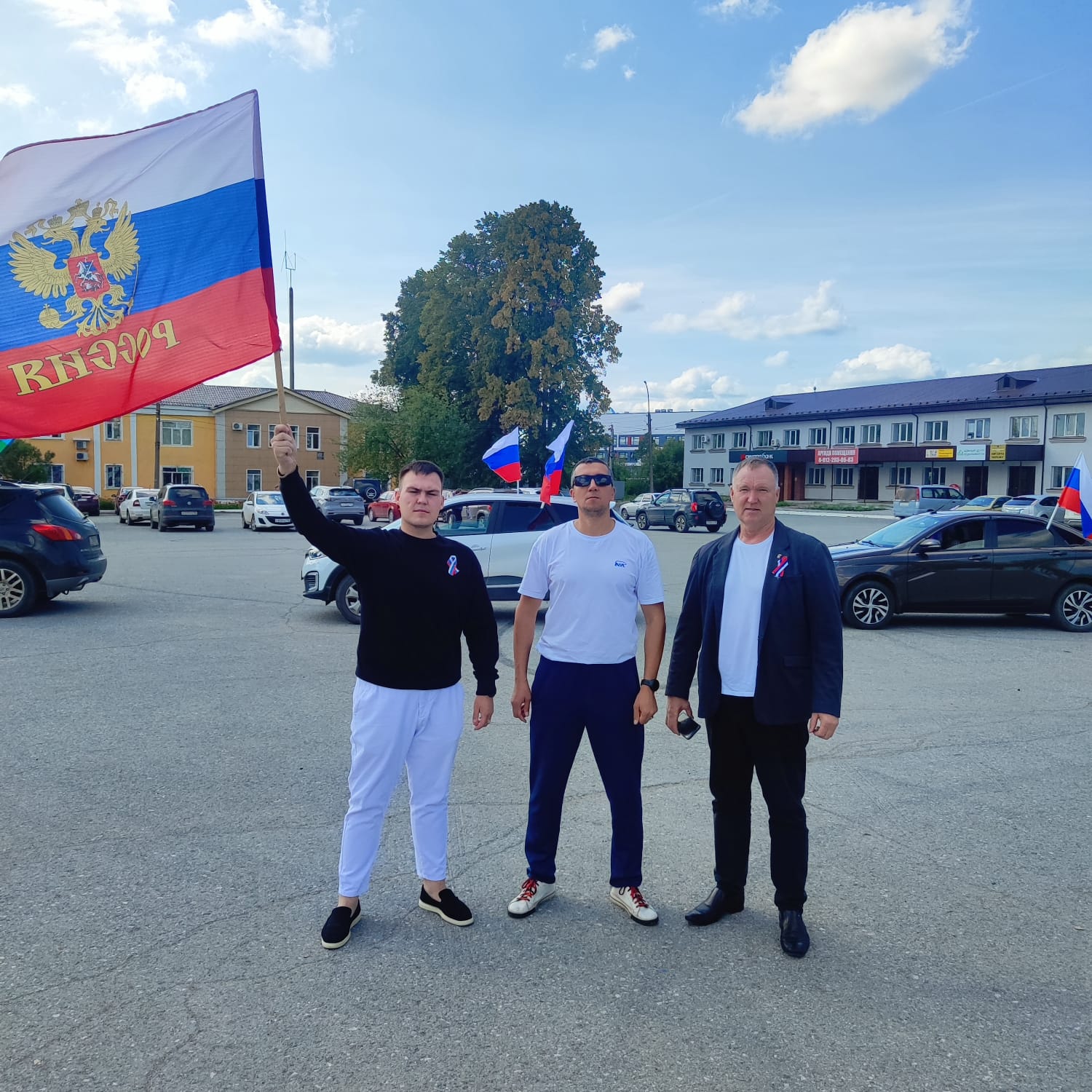 Мы поднимаем наш флаг, флаг своего государства!