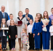 Денис Паслер вручил знаки «Мать-героиня» и ордена «Родительская Слава» 