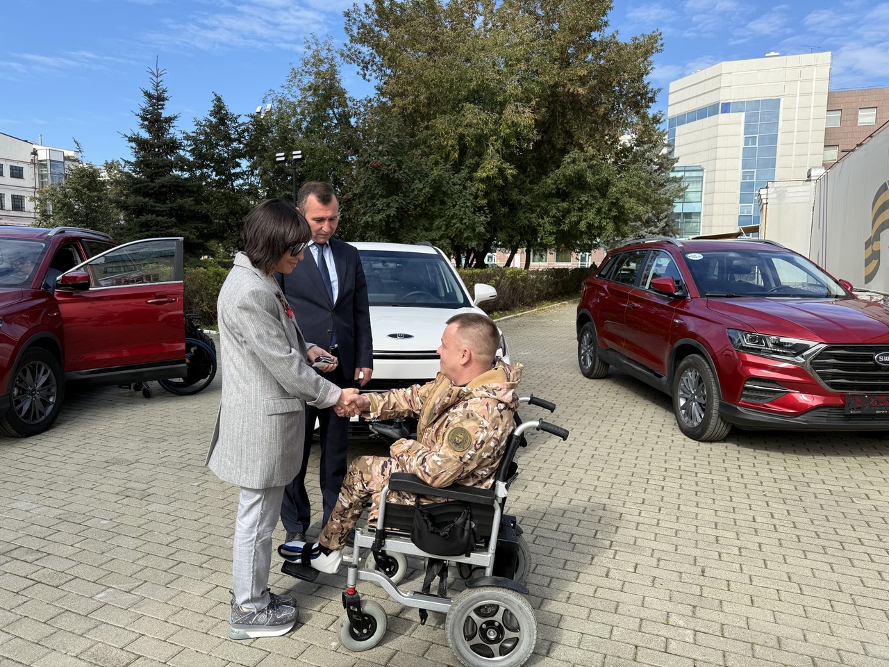 Трём ветеранам СВО из Свердловской области переданы автомобили с ручным управлением 