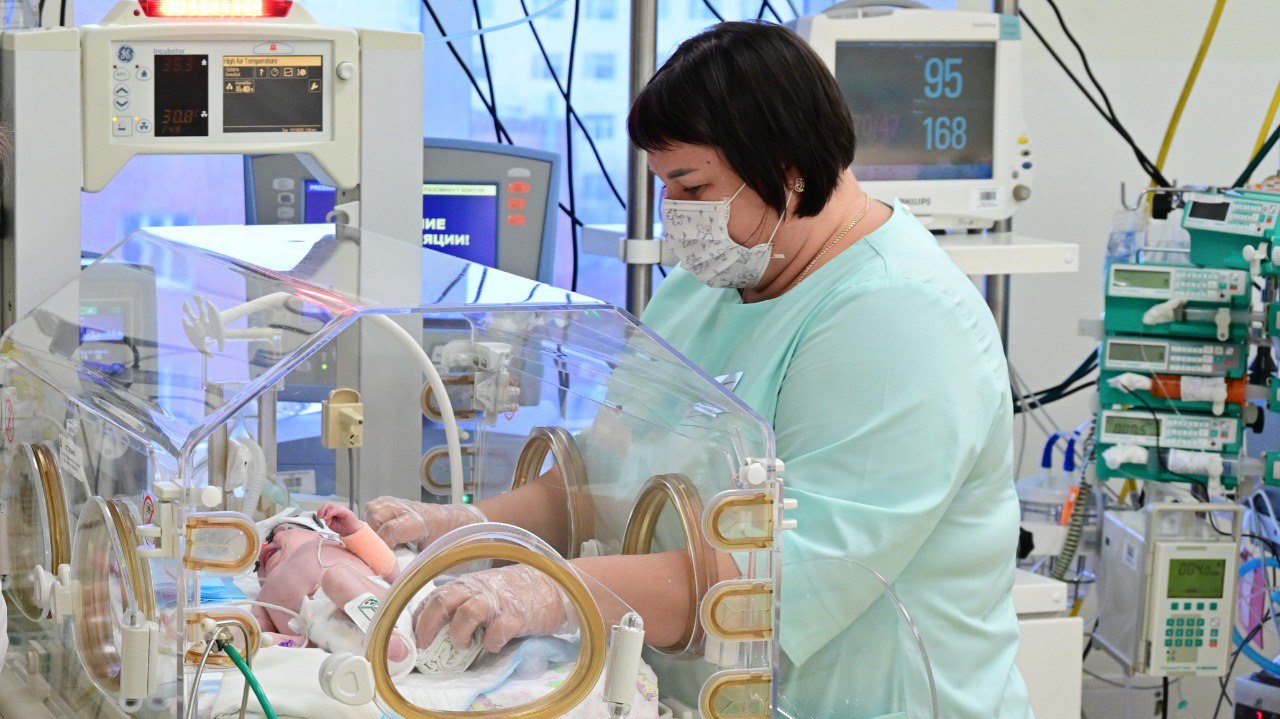 Врачи трех свердловских больниц и центра медицины катастроф спасли многодетную маму и ее новорожденного ребенка