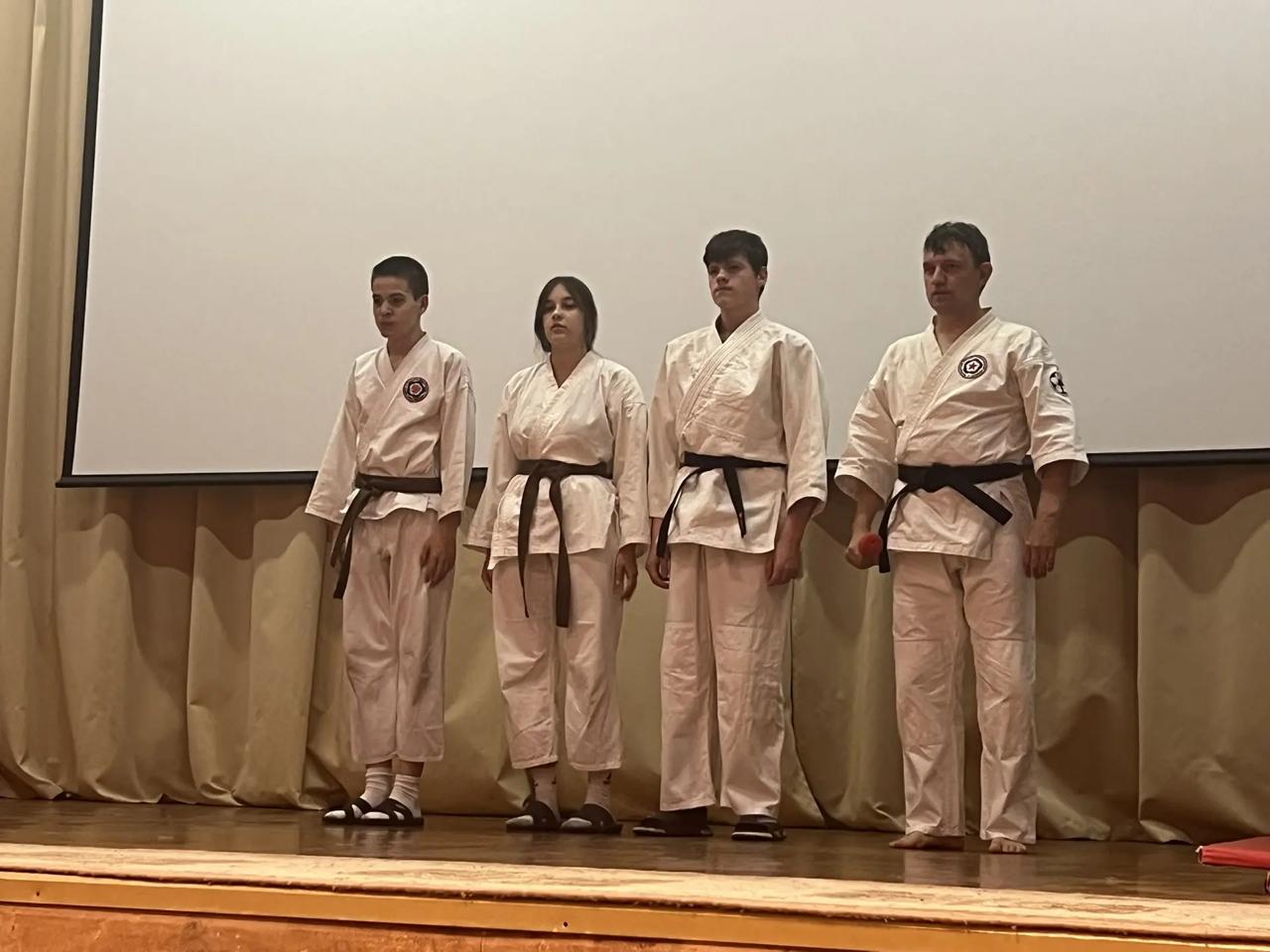 Школьники знакомятся с боевым искусством айкидо