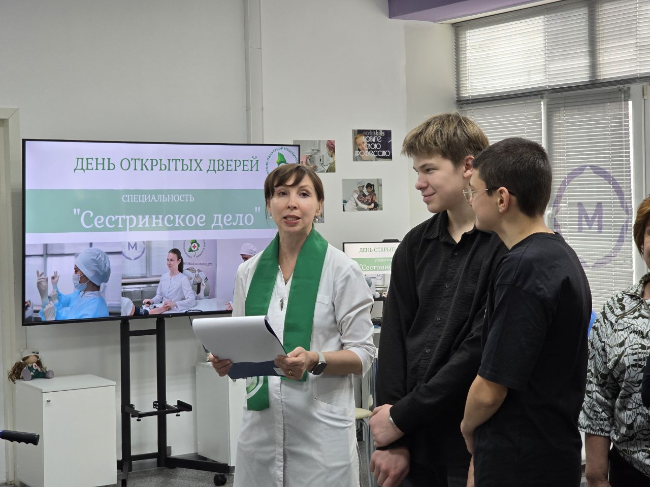  Более 200 юных уральцев посетили Свердловский областной медицинский колледж в рамках Дня открытых дверей