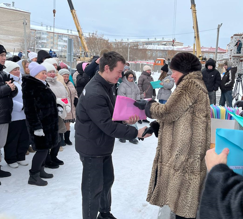 Денис Паслер рассказал о первом в этом году вручении ключей от квартир детям-сиротам в Ирбите