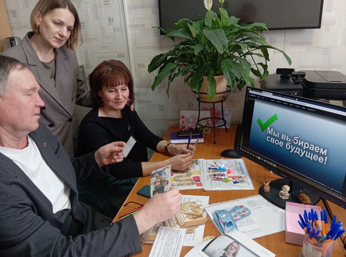 Фото Ирины Ланцевой. Работы ребят на рассмотрении комиссии.