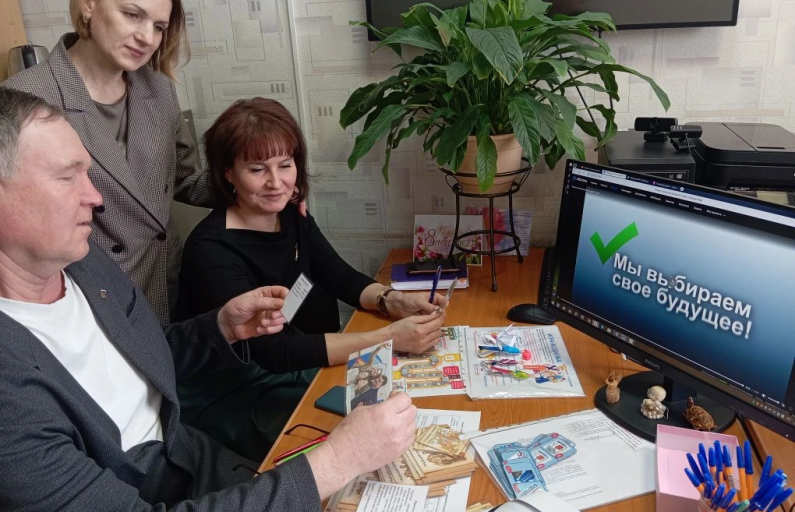 Фото Ирины Ланцевой. Работы ребят на рассмотрении комиссии.