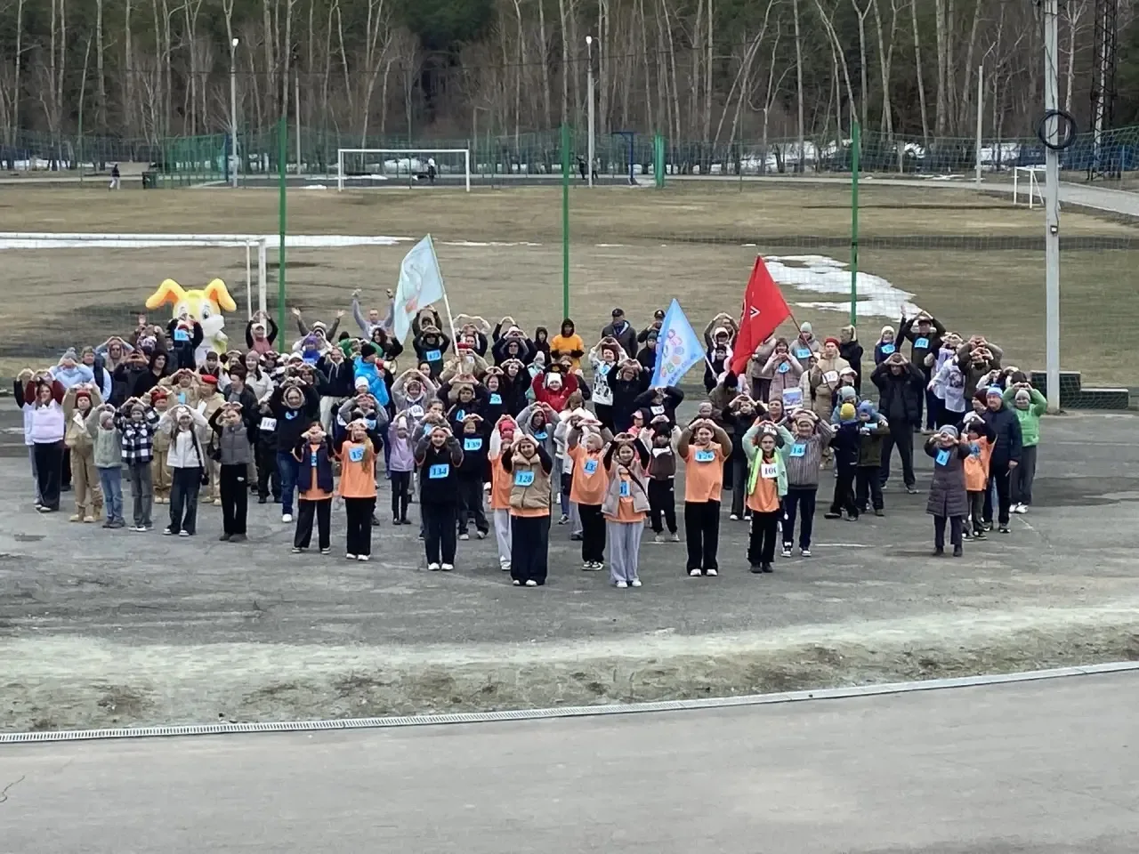 10 000 шагов: весенняя грязь и клещи не помеха для артемовцев!