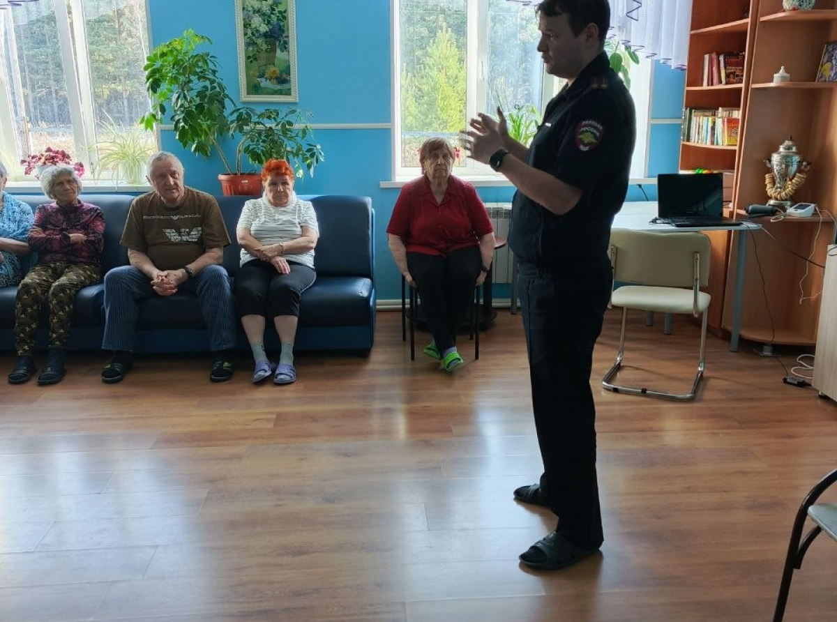 Фото предоставлено ОМВД. Разъяснительные беседы в коллективах помогают предупредить обман