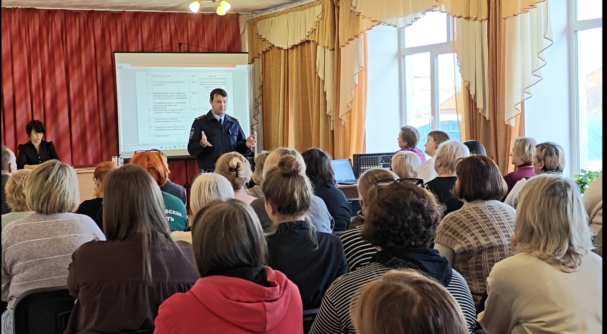 Социальные работники и полиция научат старшее поколение не бояться мошенников