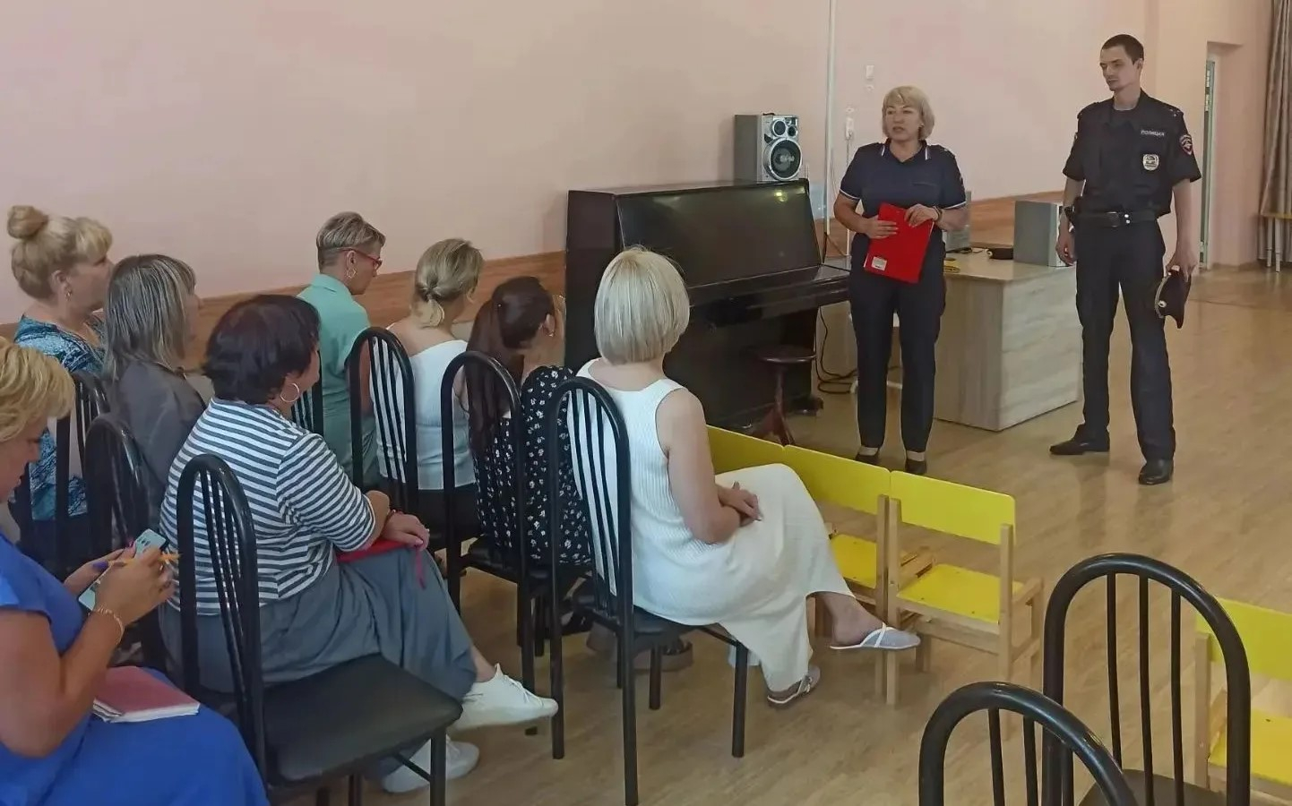 Щит для самых уязвимых: как один визит артемовской полиции закрыл два фронта защиты от мошенников