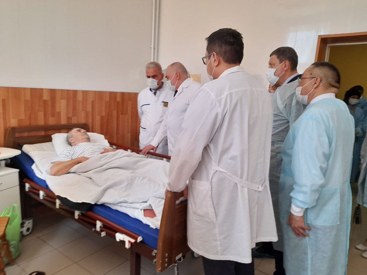 Во время экскурсии по отделению гостям показали кабинеты КТ и телемедицинской связи, палаты пациентов