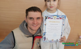 Совсем малышка Вика в начале своего пути с папой