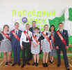 На фото - выпускники школы п. Красногвардейский