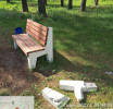 Фото: УГХ. Мощные скамейки в парке зачем то сломали