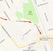 Скрин карты https://yandex.ru/maps. Красные стрелочки указывают, по какому маршруту пойдет общественный транспорт в объезд перекрытой ул. Первомайской (действует в обоих направлениях).