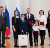 Евгений Куйвашев вручил государственные награды многодетным уральцам Фото: ДИП